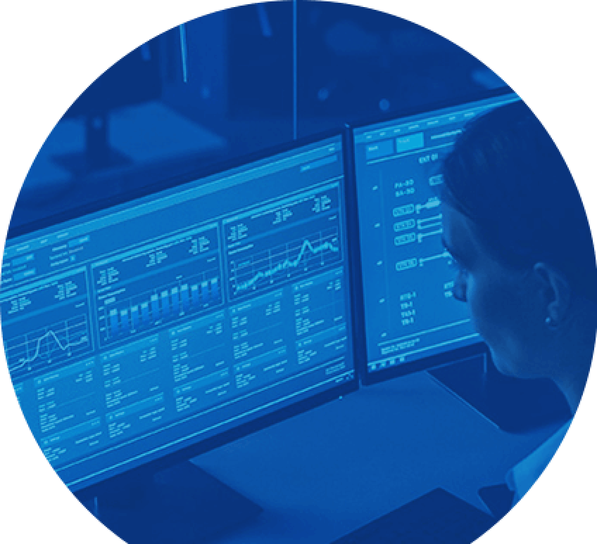 Persona visualizando monitores con indicadores fianncieros