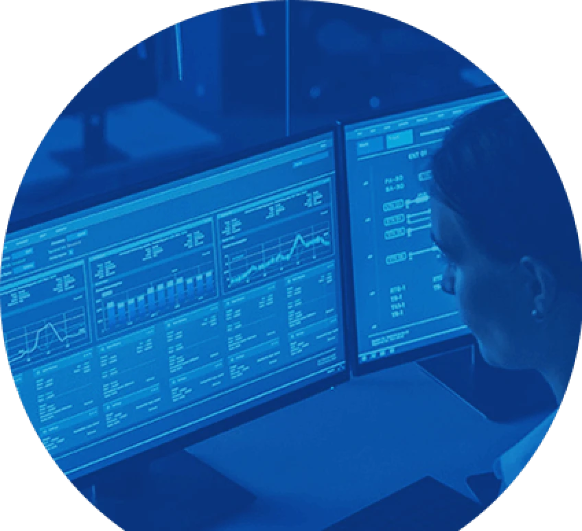 Persona visualizando monitores con indicadores fianncieros